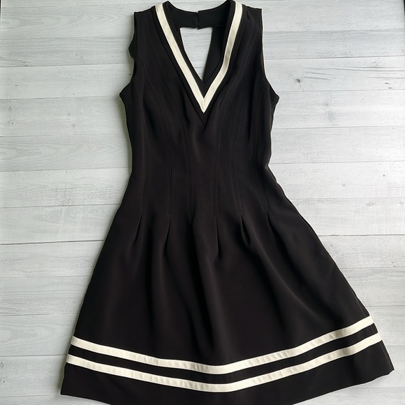 H&M Dresses & Skirts - H&M Black and White Deep V Tennis Dress Size 4